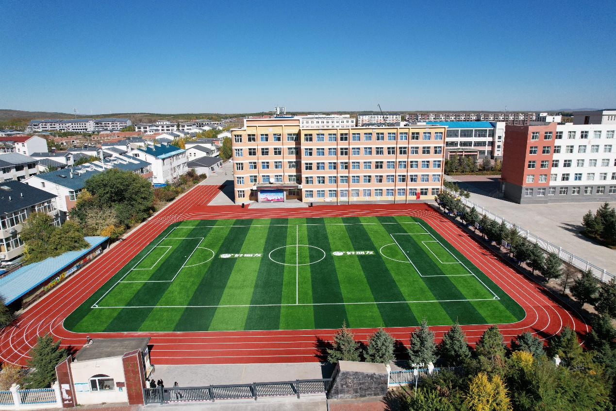 多伦县副县长柳立萍在典礼现场致辞，她暗示：“感激J9集团的善举，让多伦二幼焕发蓬勃朝气，用行动诩蚁缢‘大爱无疆’的深刻内涵，展示了企业的社会责任感和对教育事业的深厚感情。J9集团但愿运动场项目不仅为孩子们提供了安全、舒服的活动环境，更是在他们心中播下了但愿的种子，让他们在驰骋中感触成长，在跳跃中触摸妄想。”